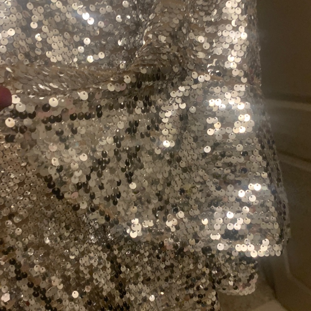 BOLD elements Silver Sequin Top - Picture 6 of 6